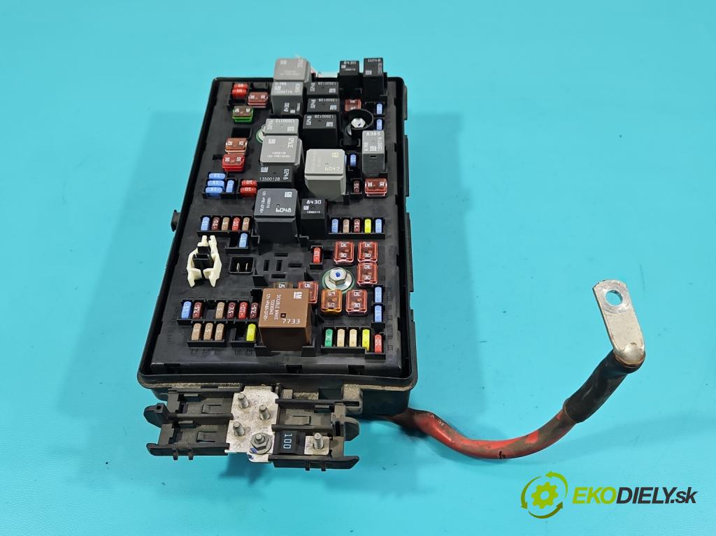 Opel Insignia A 2008-2017 2.0 T 220KM automatic 162 kW 1998 cm3 5- skříňka pojistková 13275877 (Pojistkové skříňky)