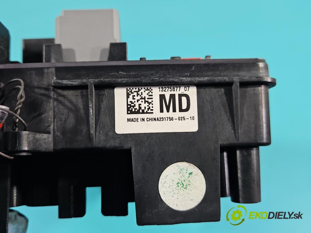 Opel Insignia A 2008-2017 2.0 T 220KM automatic 162 kW 1998 cm3 5- skříňka pojistková 13275877 (Pojistkové skříňky)