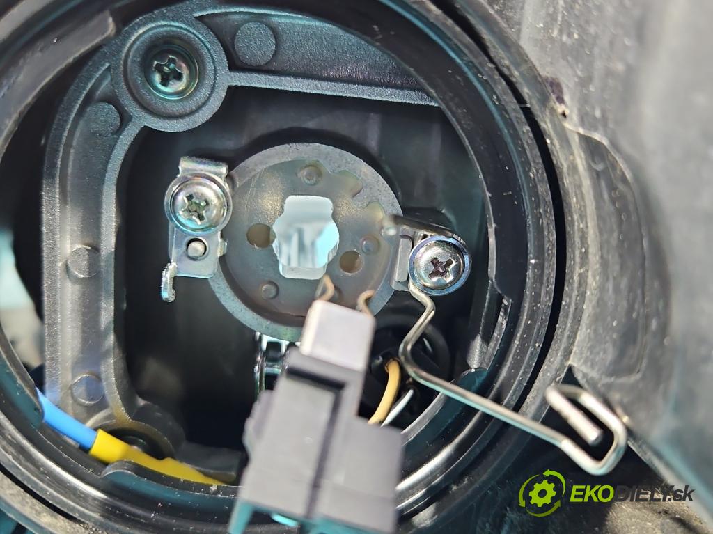 Kia Ceed I 2006-2012 1.4 16v 90 HP manual 66 kW 1396 cm3 5- Reflektor: pravý  (Pravé)