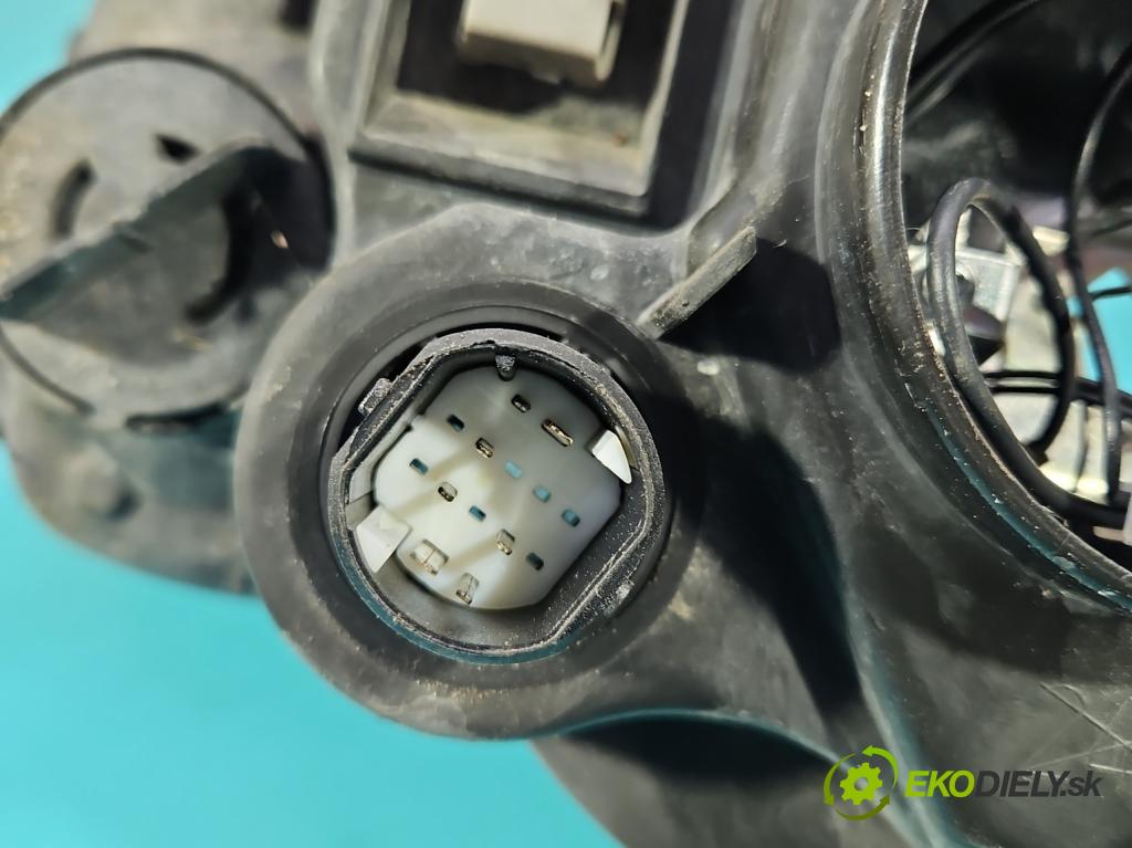 Alfa romeo 147 1.6 16V 105 HP manual 77 kW 1598 cm3 5- Reflektor: pravý  (Pravé)