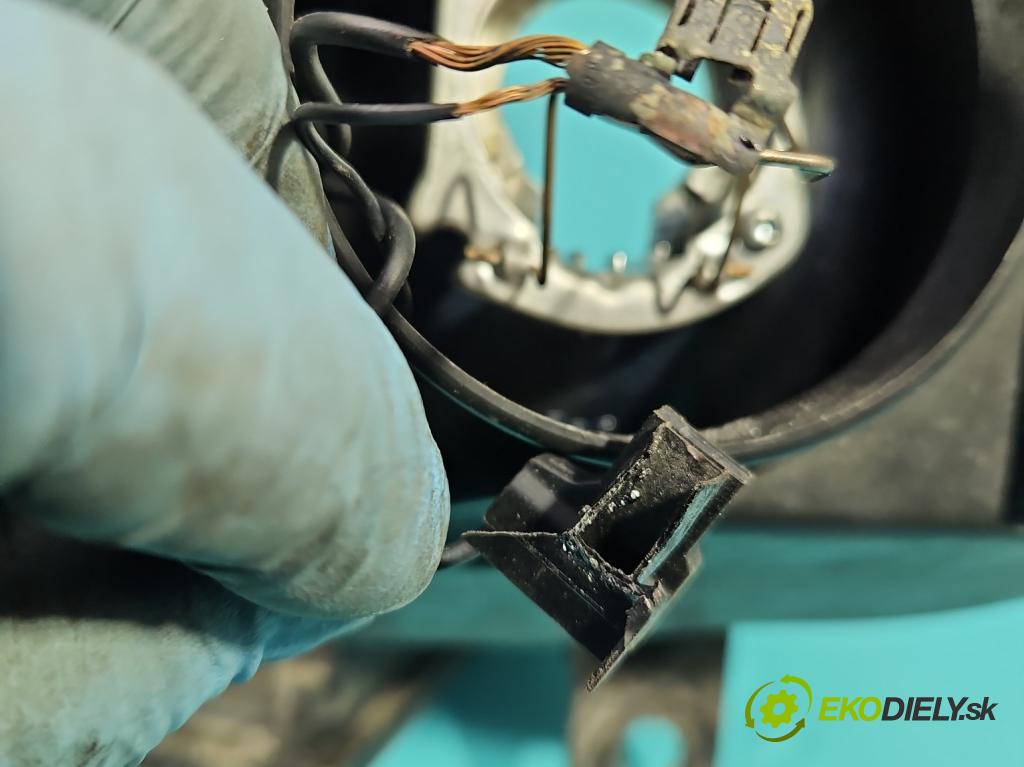 Alfa romeo 147 1.6 16V 105 HP manual 77 kW 1598 cm3 5- Reflektor: pravý  (Pravé)