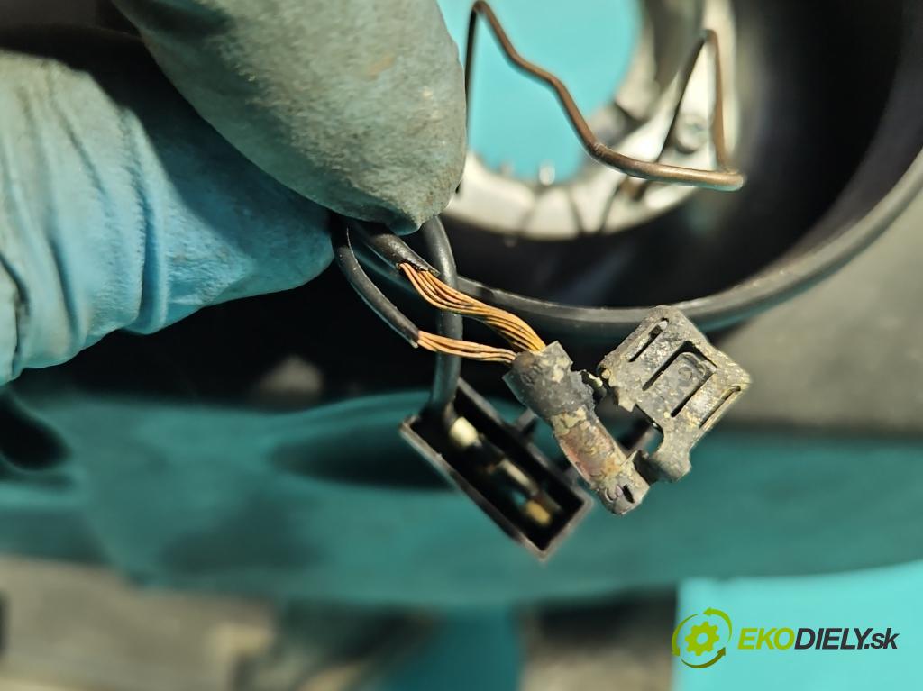 Alfa romeo 147 1.6 16V 105 HP manual 77 kW 1598 cm3 5- Reflektor: pravý  (Pravé)