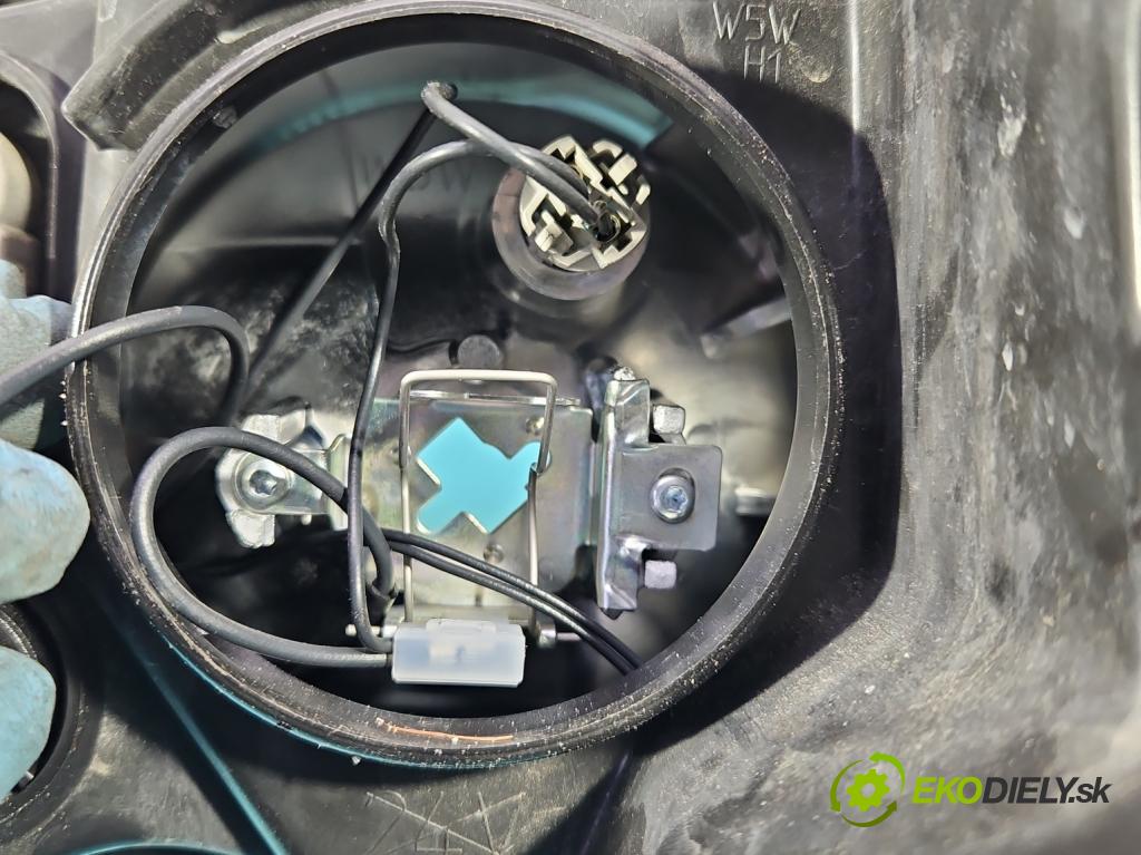 Alfa romeo 147 1.6 16V 105 HP manual 77 kW 1598 cm3 5- Reflektor: pravý  (Pravé)