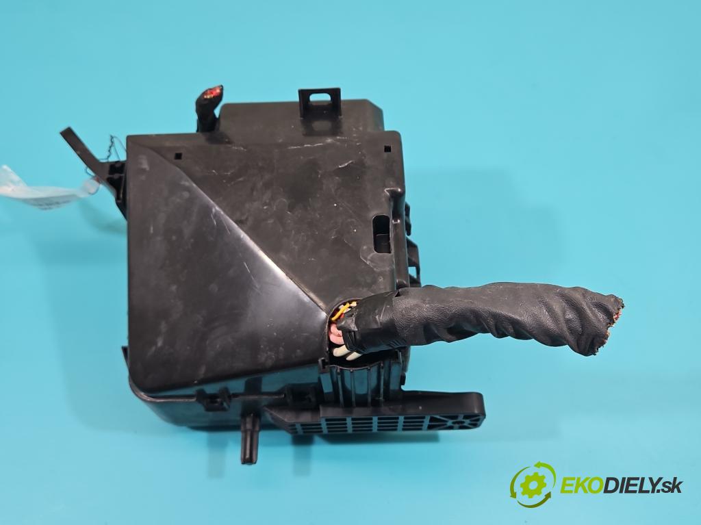 Kia Ceed I 2006-2012 1.4 16v 90 hp manual 66 kW 1396 cm3 5- skříňka pojistková 91207-1H240 (Pojistkové skříňky)