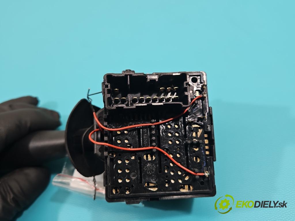 Dacia Logan II 2012-2020 1.0 SCe: 73 HP manual 54 kW 999 cm3 4- prepínač stieračov E1109569 (Prepínacie páčky pod volantom)