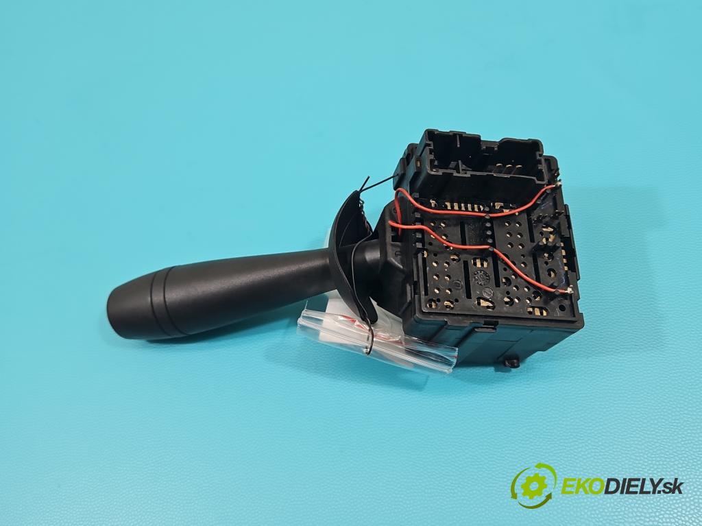 Dacia Logan II 2012-2020 1.0 SCe: 73 HP manual 54 kW 999 cm3 4- prepínač stieračov E1109569 (Prepínacie páčky pod volantom)