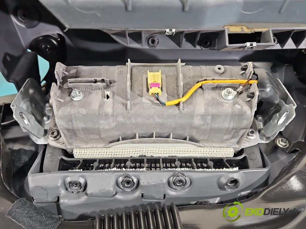 Seat Leon II 2005-2012 1.6 8V 102 HP manual 75 kW 1595 cm3 5- kokpit,pristrojová doska rozdeľovacia
