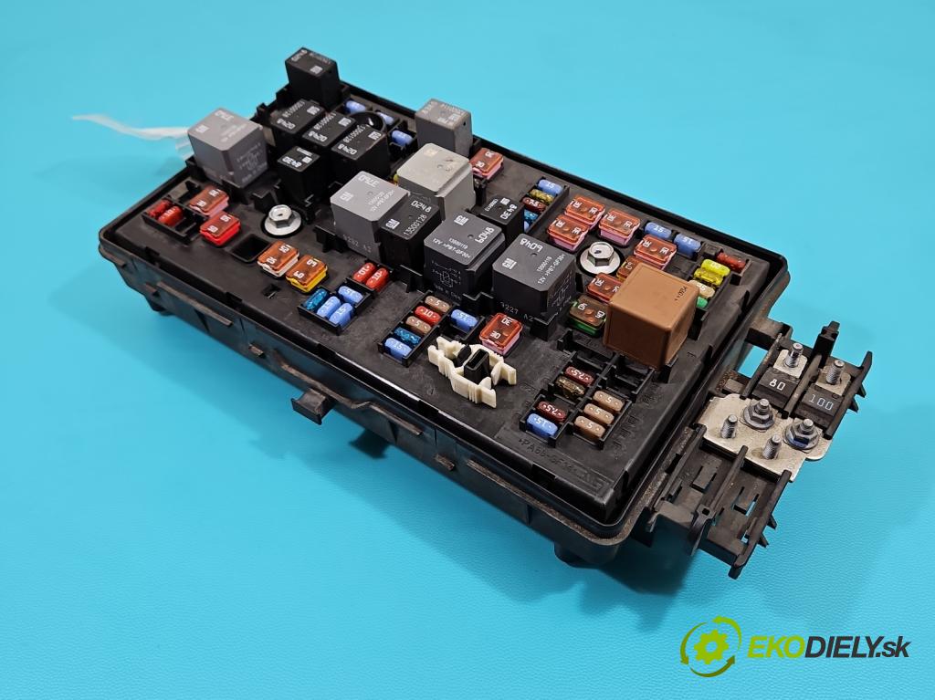 Opel Insignia A 2008-2017 2.0 cdti 160 hp automatic 118 kW 1956 cm3 5- skříňka pojistková 13275884 (Pojistkové skříňky)