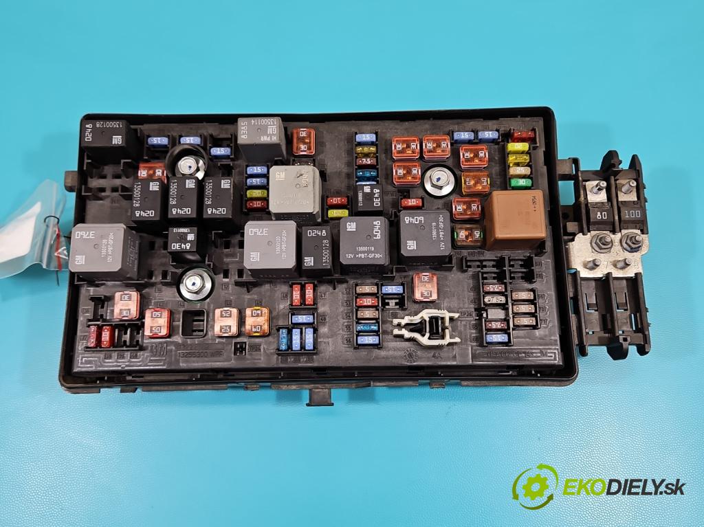 Opel Insignia A 2008-2017 2.0 cdti 160 hp automatic 118 kW 1956 cm3 5- skříňka pojistková 13275884 (Pojistkové skříňky)