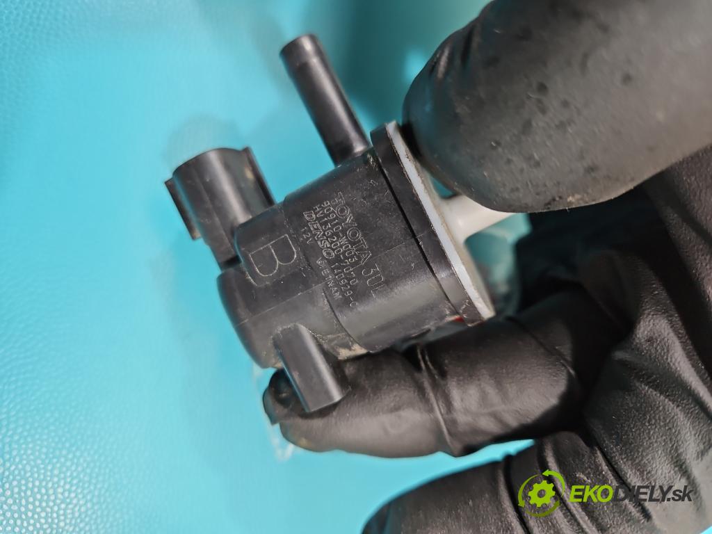 Toyota Yaris III 2011-2020 1.0 VVT-i: 69KM manual 51 kW 998 cm3 3- ventil podtlaku 136200-7070 (Ventily)