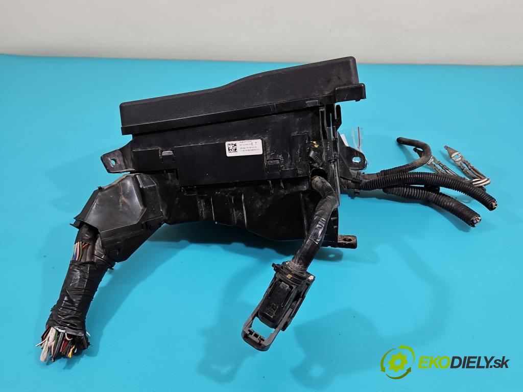 Toyota Avensis III T27 2009-2018 2.0 D4-D 143 hp manual 105 kW 1995 cm3 5- skříňka pojistková 82115-05C72 (Pojistkové skříňky)