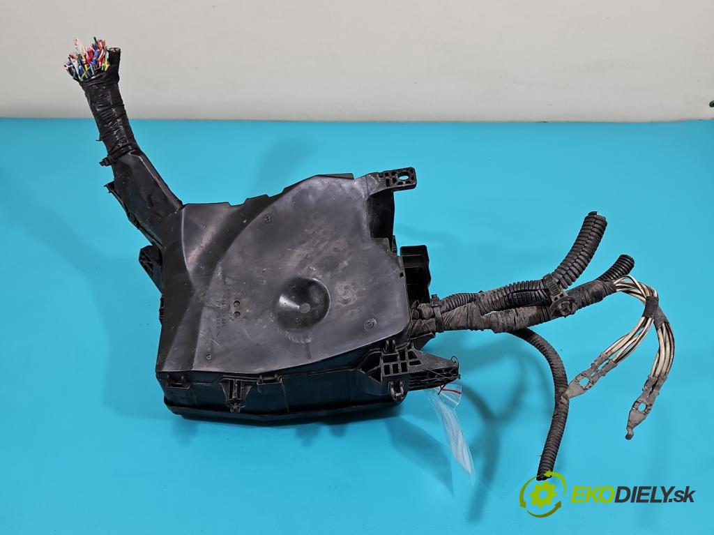 Toyota Avensis III T27 2009-2018 2.0 D4-D 143 hp manual 105 kW 1995 cm3 5- skříňka pojistková 82115-05C72 (Pojistkové skříňky)