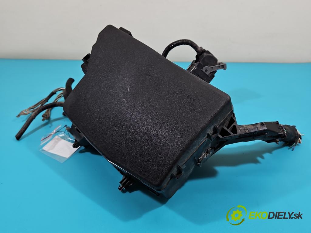 Toyota Avensis III T27 2009-2018 2.0 D4-D 143 hp manual 105 kW 1995 cm3 5- skříňka pojistková 82115-05C72 (Pojistkové skříňky)