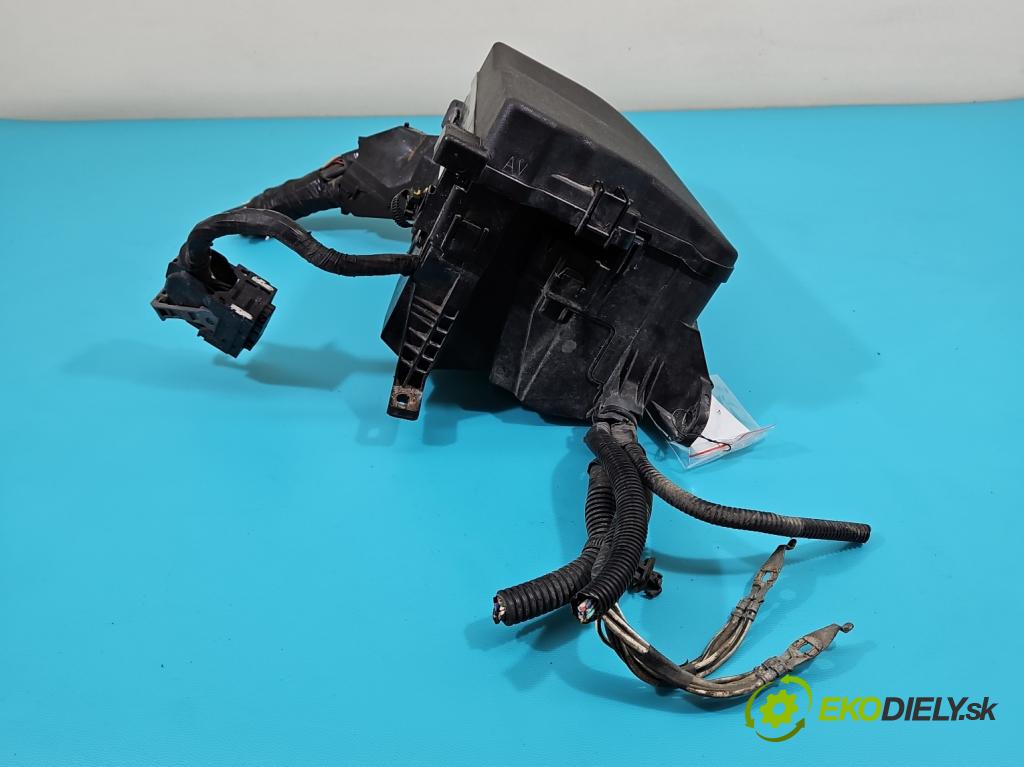 Toyota Avensis III T27 2009-2018 2.0 D4-D 143 hp manual 105 kW 1995 cm3 5- skříňka pojistková 82115-05C72 (Pojistkové skříňky)