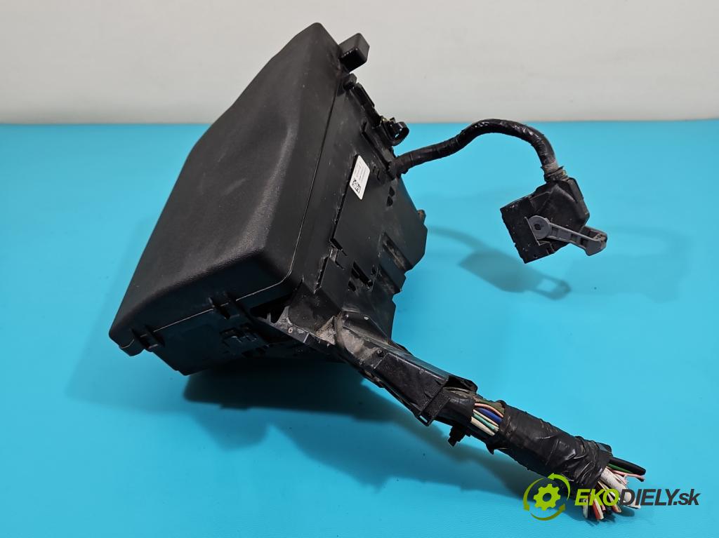 Toyota Avensis III T27 2009-2018 2.0 D4-D 143 hp manual 105 kW 1995 cm3 5- skříňka pojistková 82115-05C72 (Pojistkové skříňky)