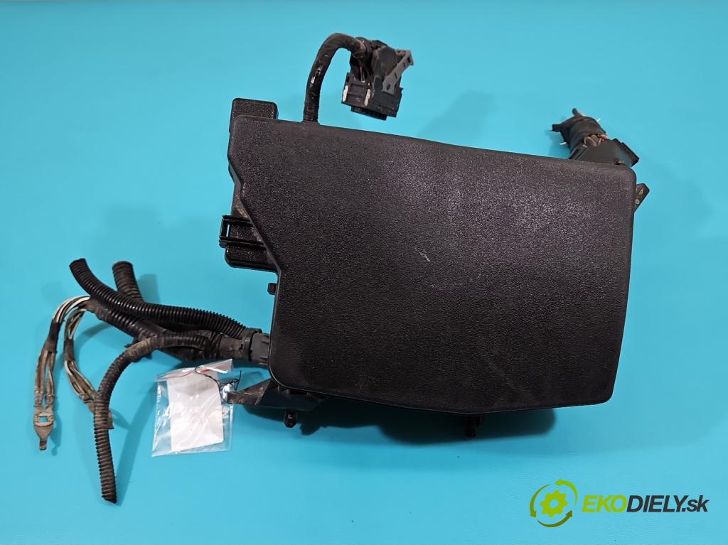 Toyota Avensis III T27 2009-2018 2.0 D4-D 143 hp manual 105 kW 1995 cm3 5- skříňka pojistková 82115-05C72 (Pojistkové skříňky)