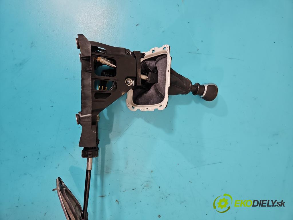 Toyota Avensis III T27 2009-2018 2.0 D4-D: 143 HP manual 105 kW 1995 cm3 5- Páka: Změny: stupeň,rýchlosť  (Rýchlostná páka (kulisa))