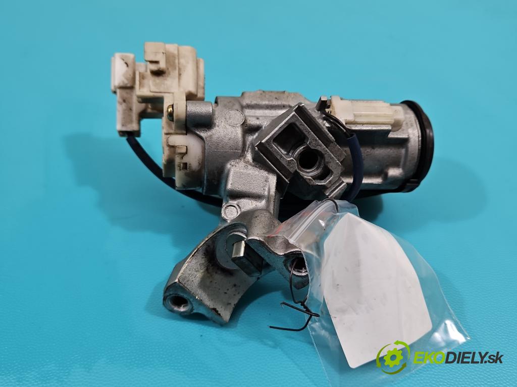 Toyota Yaris verso 1.3 vvti 86 HP manual 63 kW 1299 cm3 5- Spínačka  (Spínacie skrinky a kľúče)