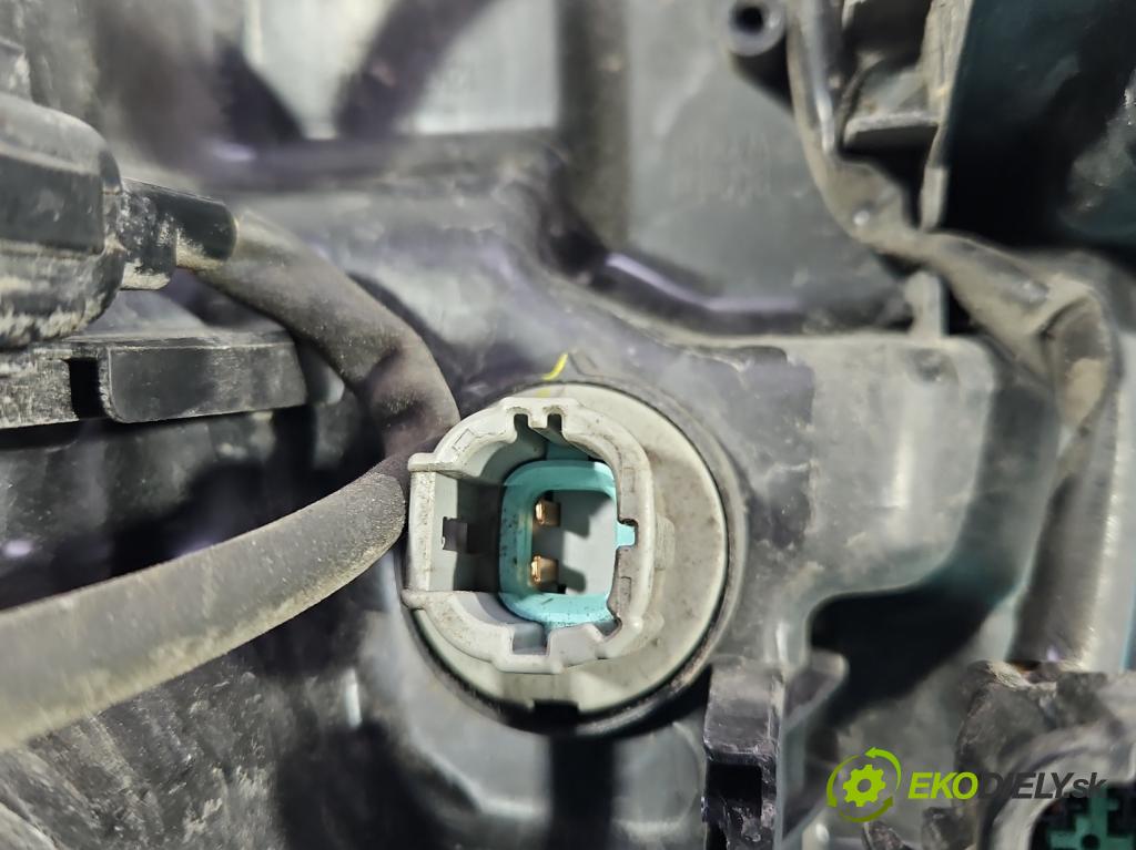 Nissan X-trail III T32 2013-2021 1.6 dci 131 HP manual 96 kW 1598 cm3 5- Reflektor: pravý  (Pravé)