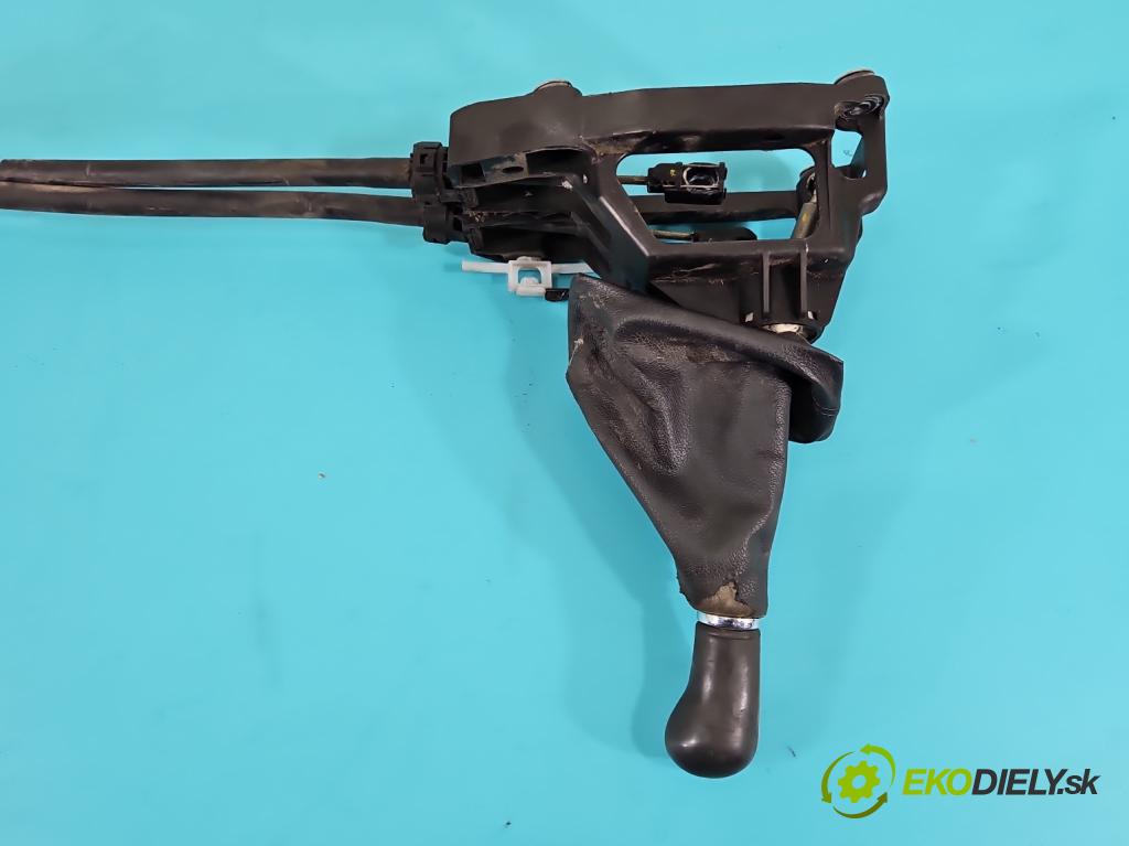 Toyota Corolla E12 2001-2009 2.0 D4-D: 90 HP manual 66 kW 1995 cm3 5- Páka: Změny: stupeň,rýchlosť  (Rýchlostná páka (kulisa))