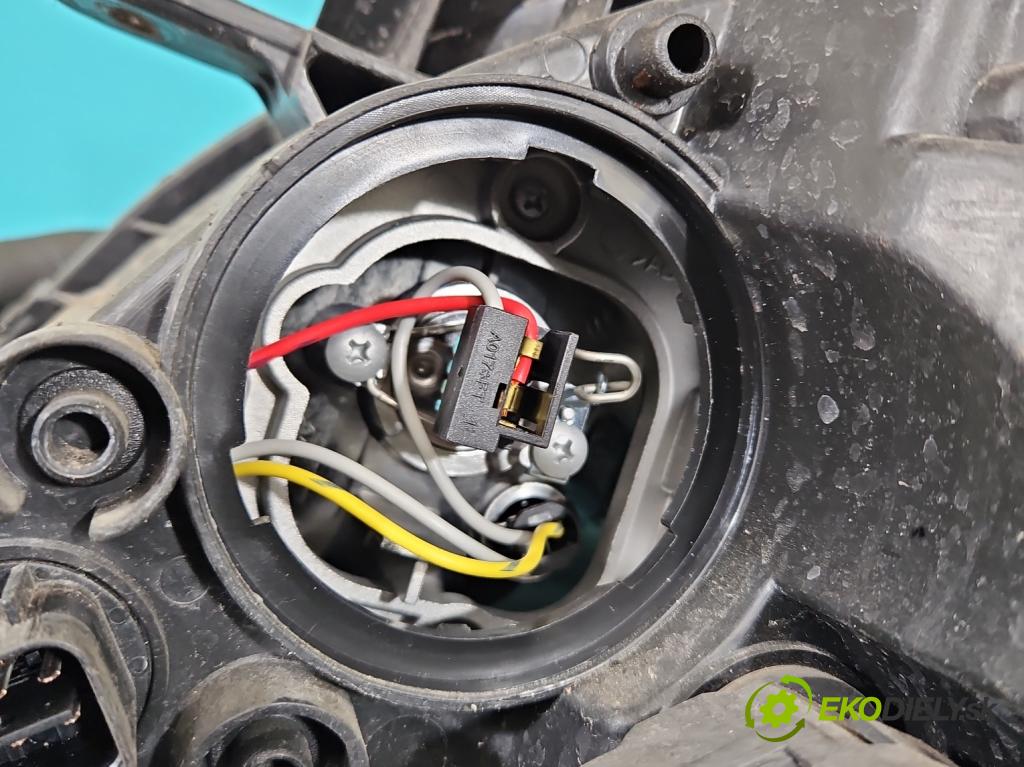 Kia Ceed I 2006-2012 1.6 crdi 90 HP manual 66 kW 1582 cm3 5- Reflektor: pravý  (Pravé)