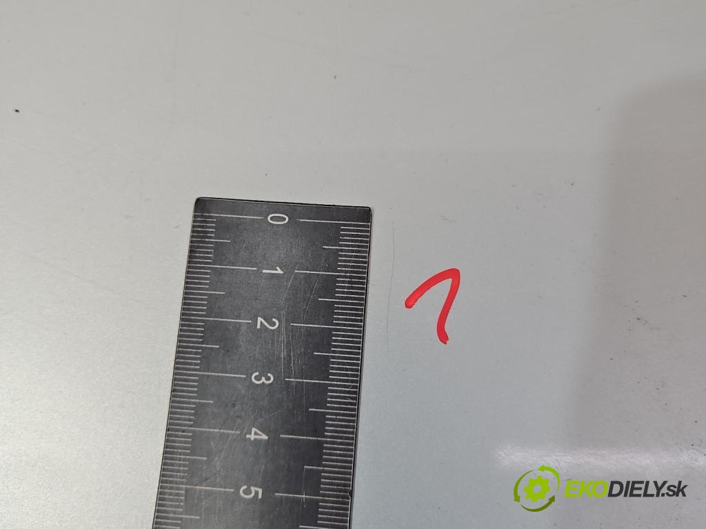 Vw Bora 1.6 SR 101 hp manual 74 kW 1595 cm3 4- zadní kufrové dveře  (Zadní kapoty)