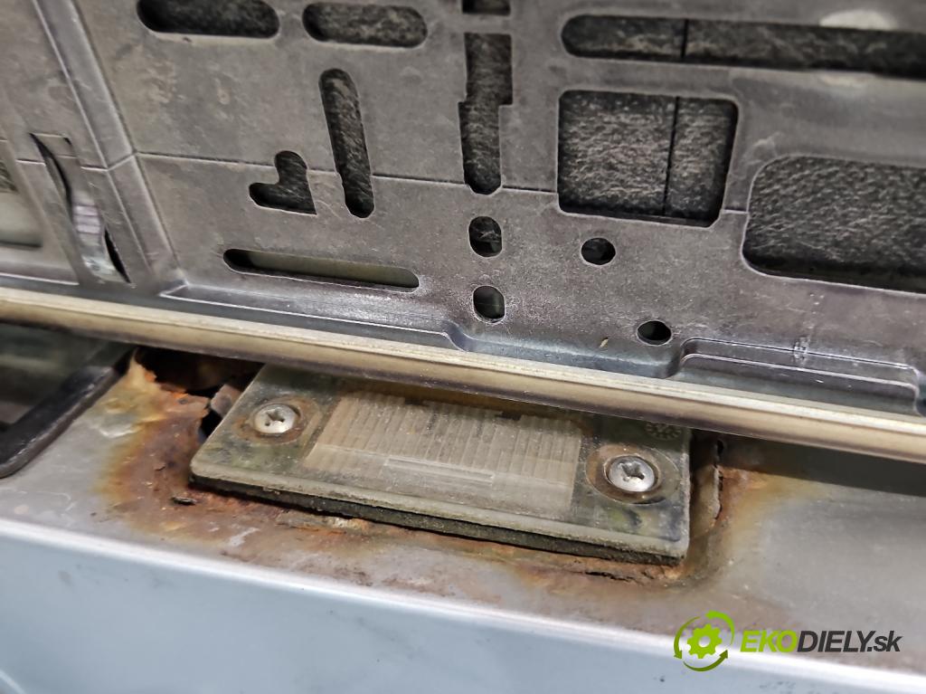 Vw Bora 1.6 SR 101 hp manual 74 kW 1595 cm3 4- zadní kufrové dveře  (Zadní kapoty)