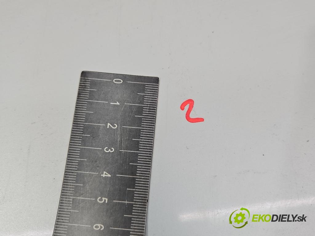 Vw Bora 1.6 SR 101 hp manual 74 kW 1595 cm3 4- zadní kufrové dveře  (Zadní kapoty)