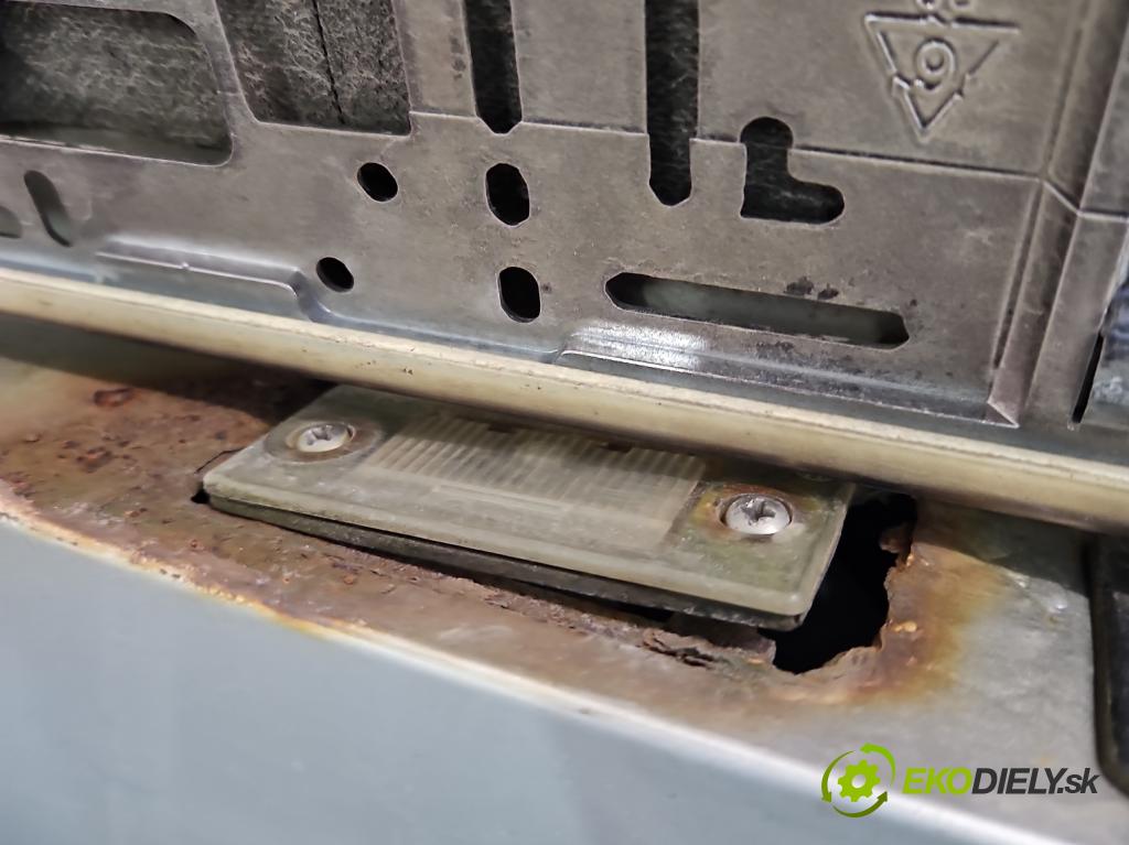 Vw Bora 1.6 SR 101 hp manual 74 kW 1595 cm3 4- zadní kufrové dveře  (Zadní kapoty)