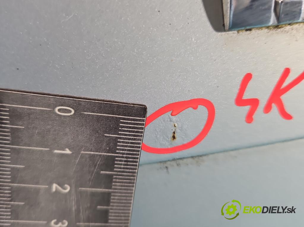 Vw Bora 1.6 SR 101 hp manual 74 kW 1595 cm3 4- zadní kufrové dveře  (Zadní kapoty)