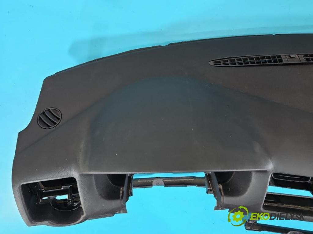 Vw Bora 1.6 SR 101 HP manual 74 kW 1595 cm3 4- kokpit,pristrojová doska rozdeľovacia