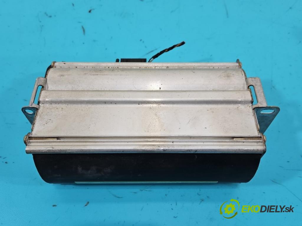 Vw Bora 1.6 SR 101 HP manual 74 kW 1595 cm3 4- kokpit,pristrojová doska rozdeľovacia