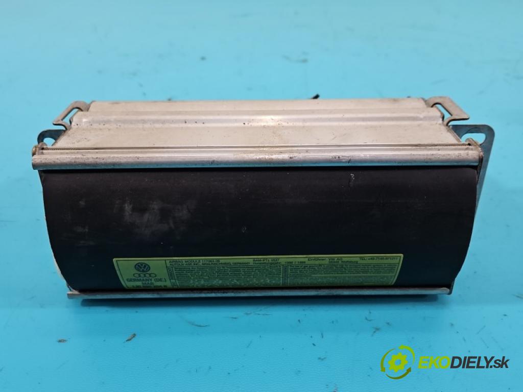 Vw Bora 1.6 SR 101 HP manual 74 kW 1595 cm3 4- kokpit,pristrojová doska rozdeľovacia