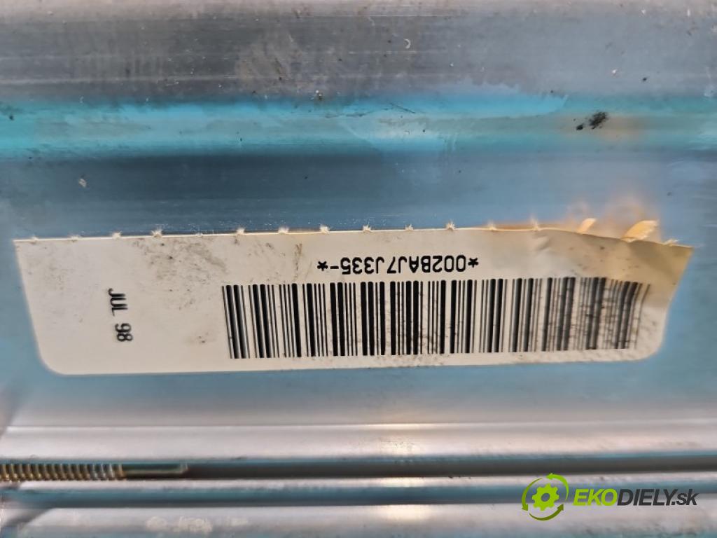 Vw Bora 1.6 SR 101 HP manual 74 kW 1595 cm3 4- kokpit,pristrojová doska rozdeľovacia