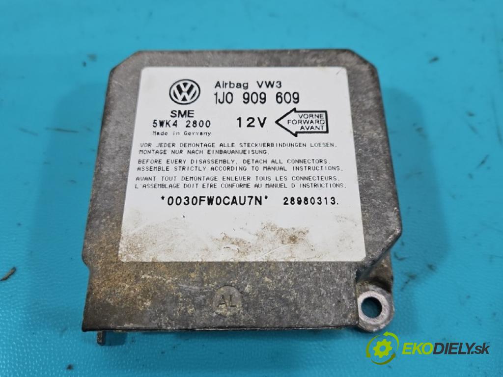 Vw Bora 1.6 SR 101 HP manual 74 kW 1595 cm3 4- kokpit,pristrojová doska rozdeľovacia