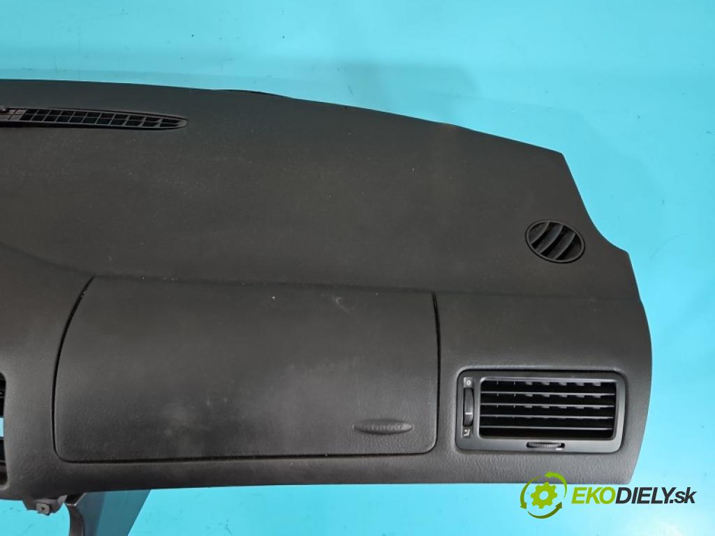 Vw Bora 1.6 SR 101 HP manual 74 kW 1595 cm3 4- kokpit,pristrojová doska rozdeľovacia
