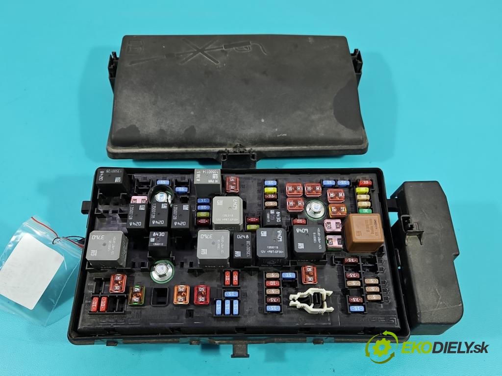 Opel Insignia A 2008-2017 2.0 CDTI 131 hp manual 96 kW 1956 cm3 5- skříňka pojistková 13275882 (Pojistkové skříňky)