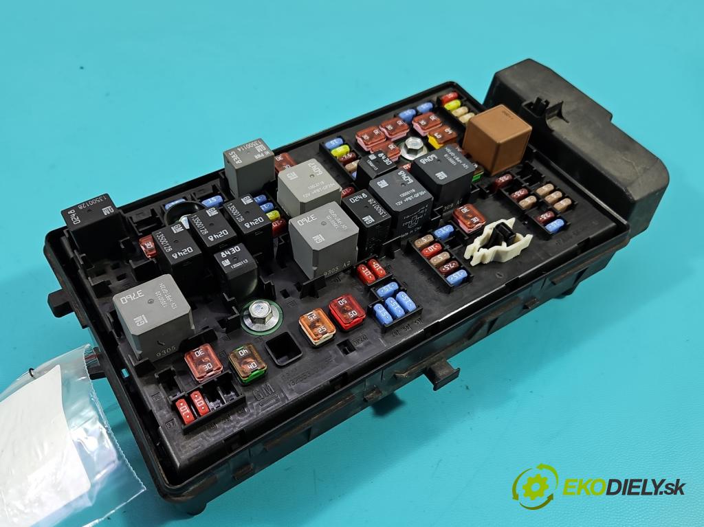 Opel Insignia A 2008-2017 2.0 CDTI 131 hp manual 96 kW 1956 cm3 5- skříňka pojistková 13275882 (Pojistkové skříňky)