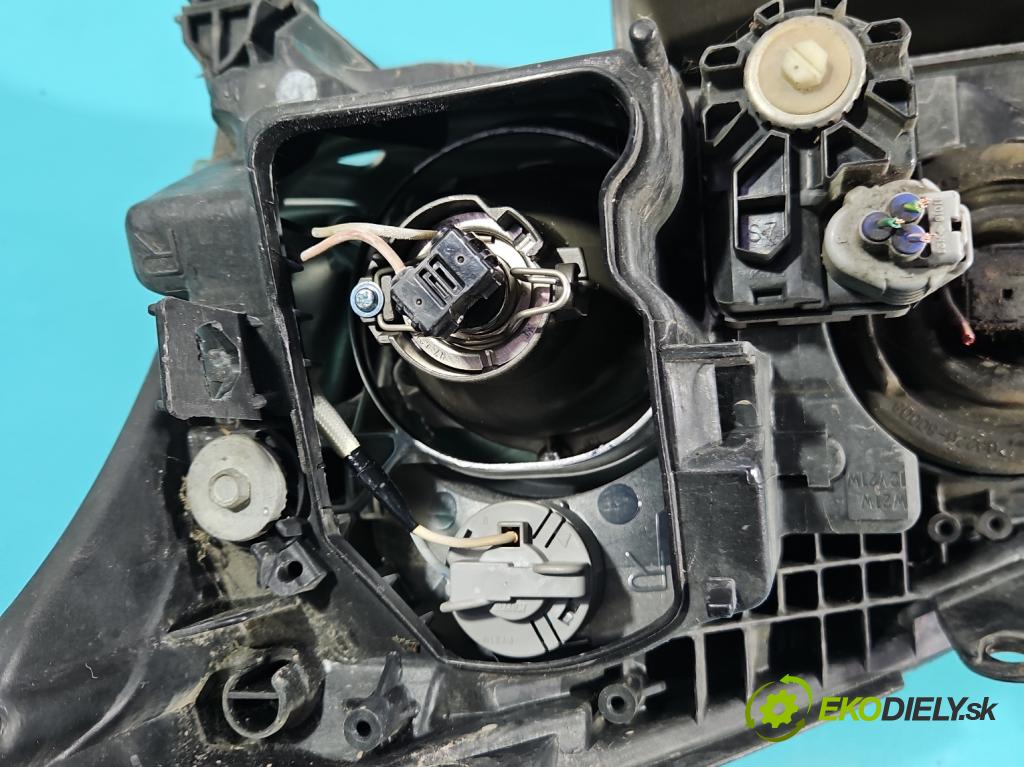 Toyota Avensis II T25 2003-2008 1.8 16V 129 HP manual 95 kW 1794 cm3 5- Reflektor: pravý  (Pravé)