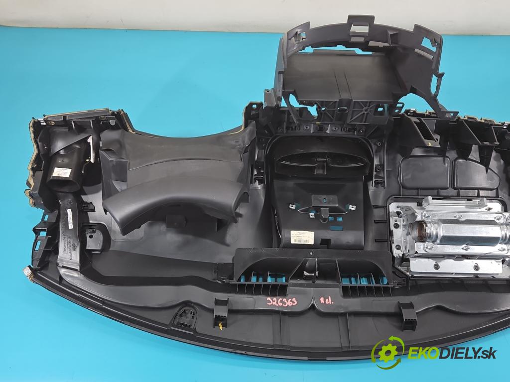 Renault Clio III 2005-2012 1,2.0 TCE: 101 HP manual 74 kW 1149 cm3 5- kokpit,pristrojová doska rozdeľovacia