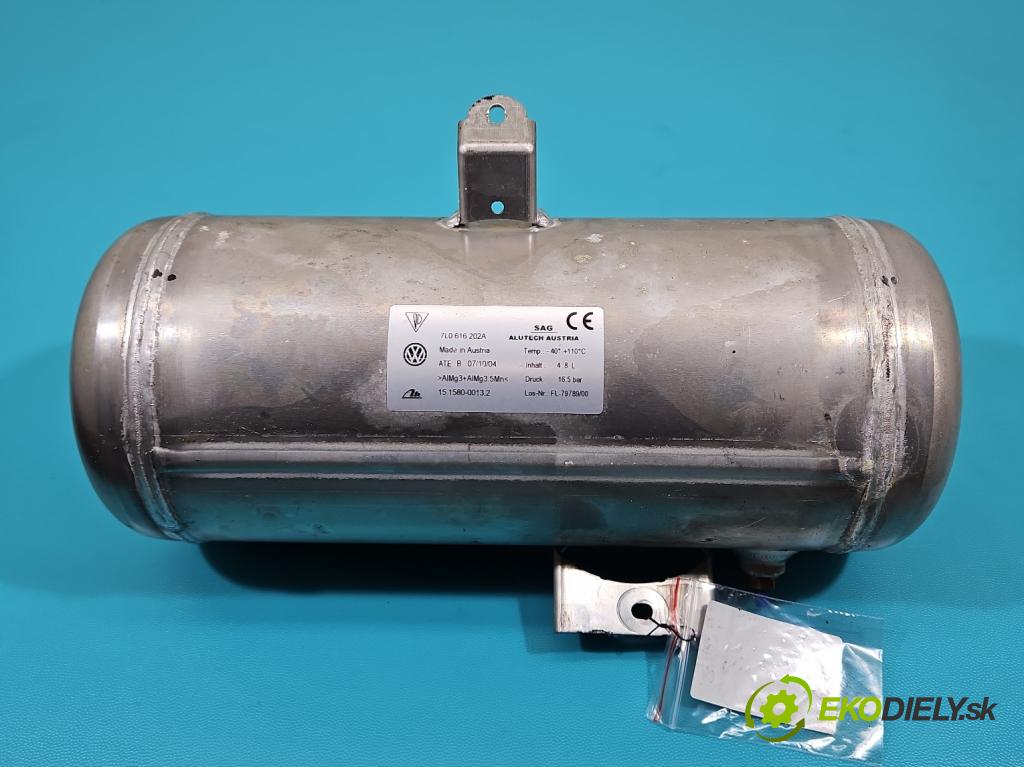 Vw Touareg I 2002-2010 2.5 tdi 174 HP automatic 128 kW 2461 cm3 5- Nádrž: vzduchu 7L0616202A (Obaly filtrov vzduchu)