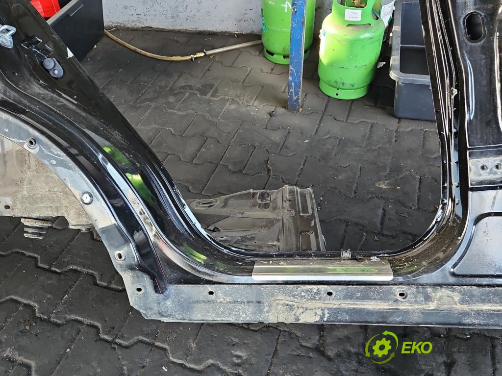 Nissan X-trail III T32 2013-2021 1.6 dci 131 hp manual 96 kW 1598 cm3 5- práh pravý  (Ostatní)