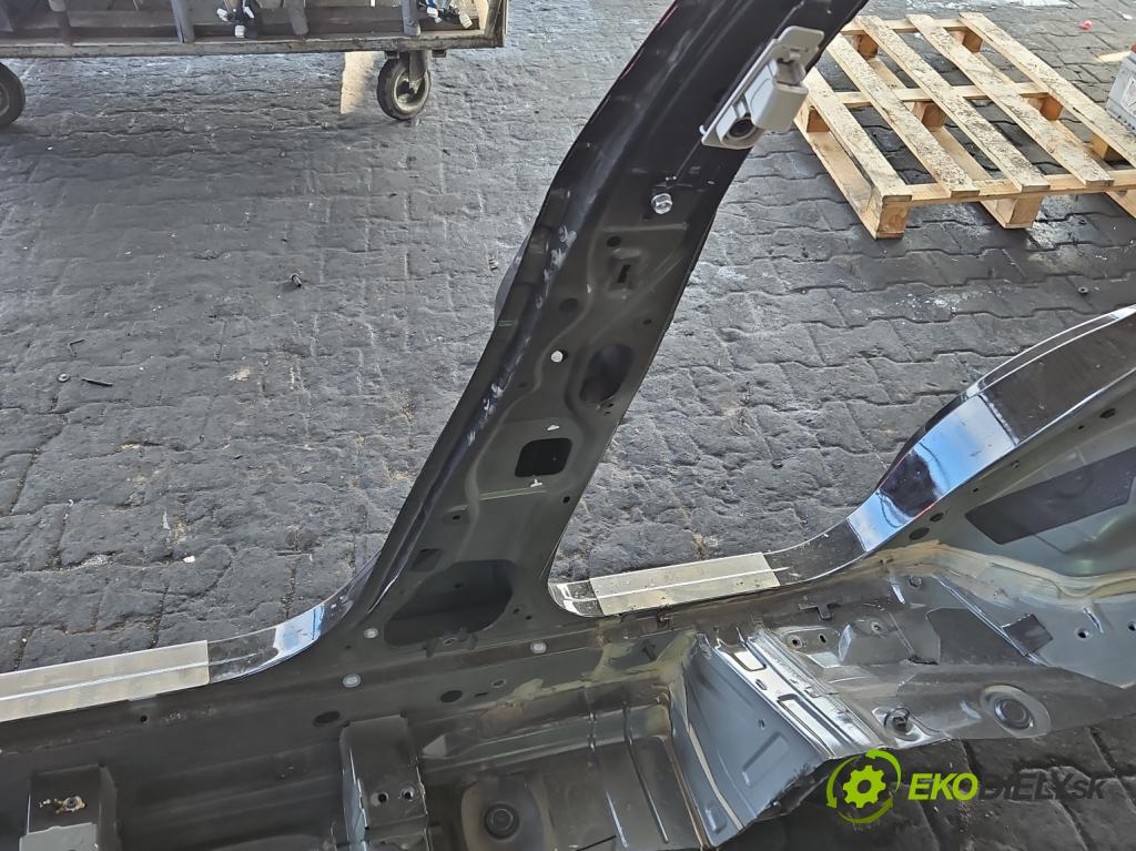 Nissan X-trail III T32 2013-2021 1.6 dci 131 hp manual 96 kW 1598 cm3 5- práh pravý  (Ostatní)