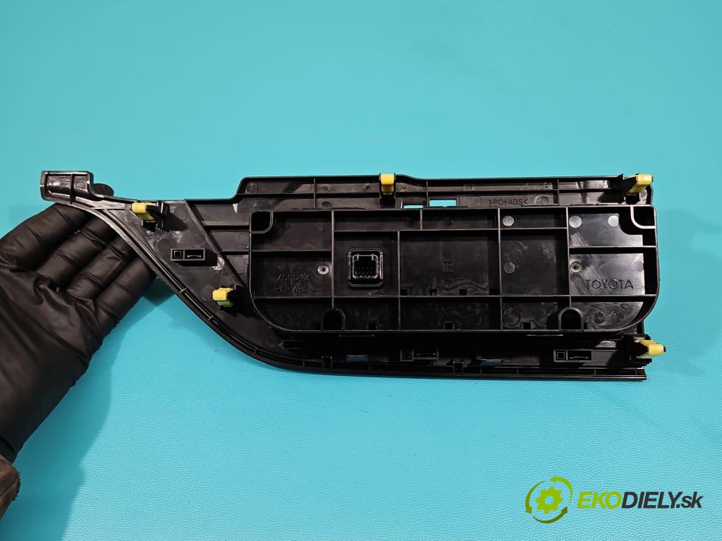 Toyota Auris II 2012-2018 1.4 D4D 90 HP manual 66 kW 1364 cm3 5- panel kúrenia 55900-02370