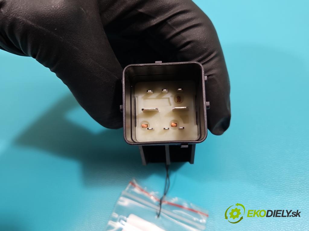 Peugeot 407 2.0 HDi 136 HP manual 100 kW 1997 cm3 5- Relé: svíčky: zařicích: 9640469680 (Relé)