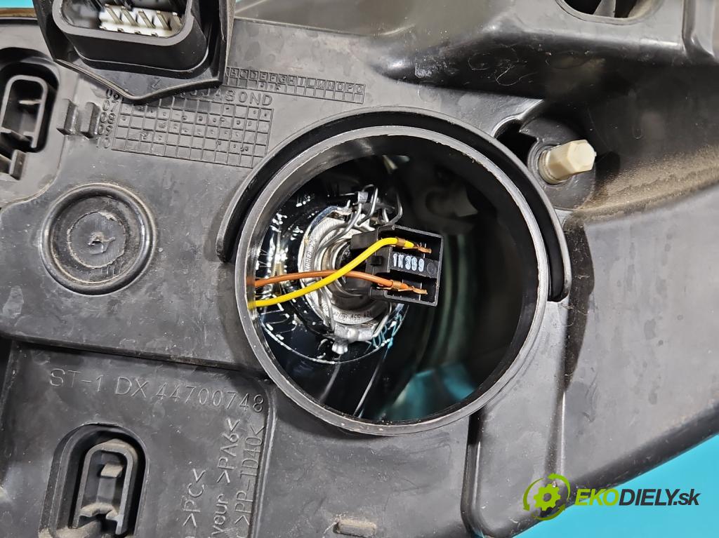 Peugeot 308 I 2007-2013 1.6 HDi 90 HP manual 66,2 kW 1560 cm3 5- Reflektor: pravý  (Pravé)