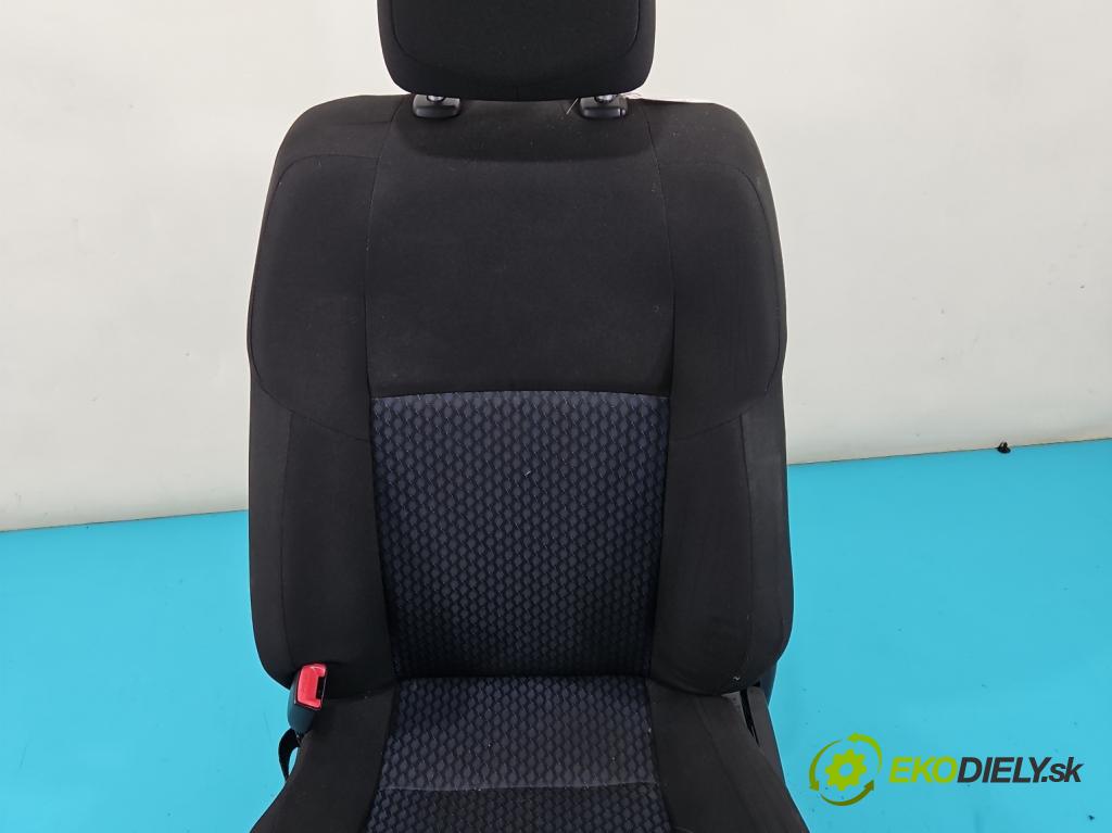 Toyota Auris II 2012-2018 1.4 D4D 90 HP manual 66 kW 1364 cm3 5- Sedačka ľavý  (Sedačka, sedadlo)