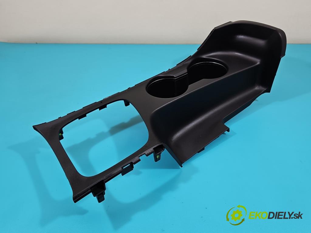 Kia Ceed II 2012-2018 1.6 GDI 135 HP manual 99 kW 1591 cm3 5- Rukojeť: na nápoje: 84622-A2000 (Úchyt, držiak na nápoje)