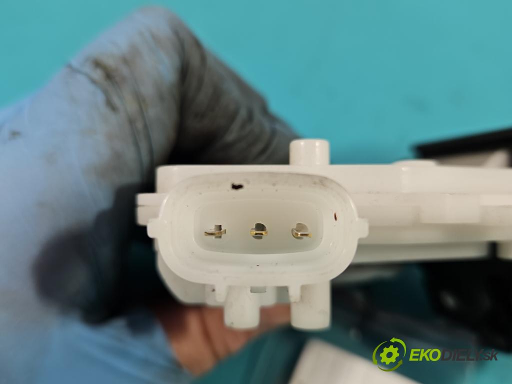 Toyota Auris II 2012-2018 1.4 D4D 90 HP manual 66 kW 1364 cm3 5- zámok kufrové dvere zadné