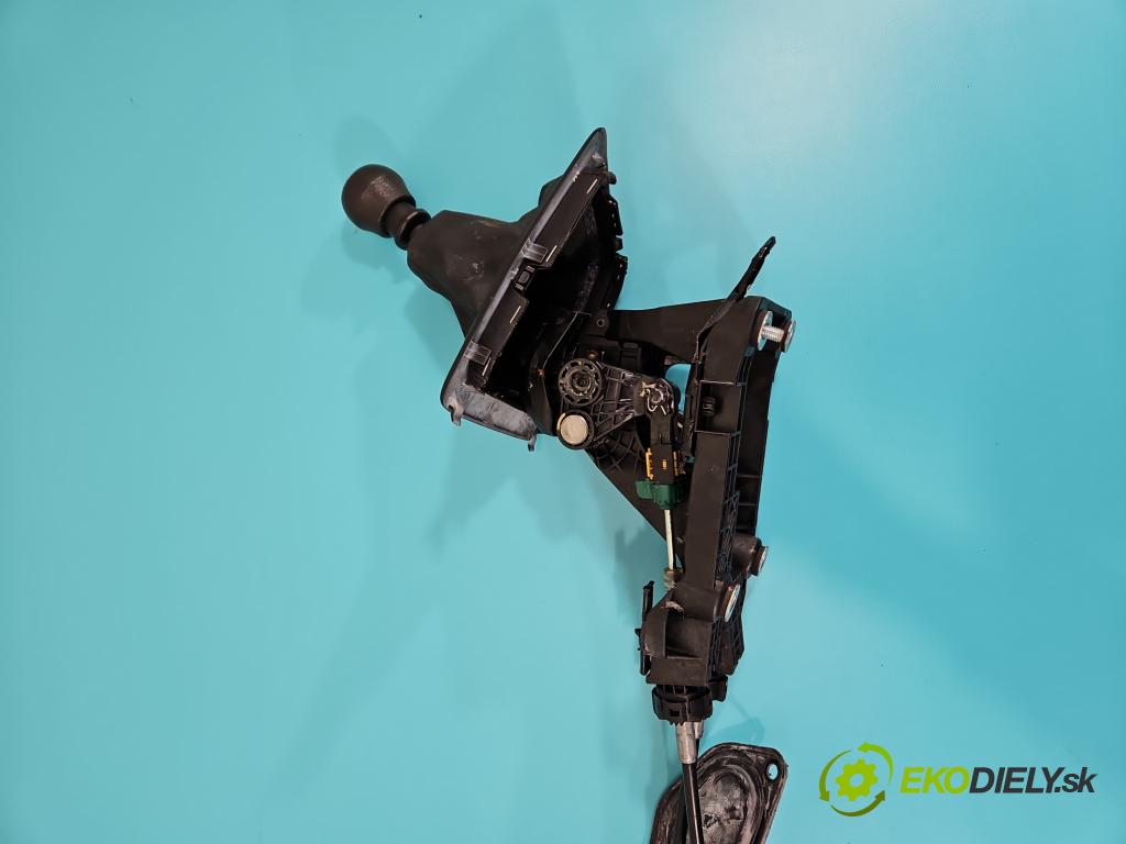 Toyota Auris II 2012-2018 1.4 D4D 90 HP manual 66 kW 1364 cm3 5- Páka: Změny: stupeň,rýchlosť  (Rýchlostná páka (kulisa))